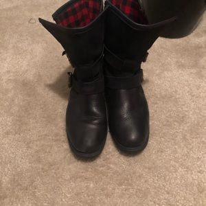 Size 8 sorrel boots, black boots.